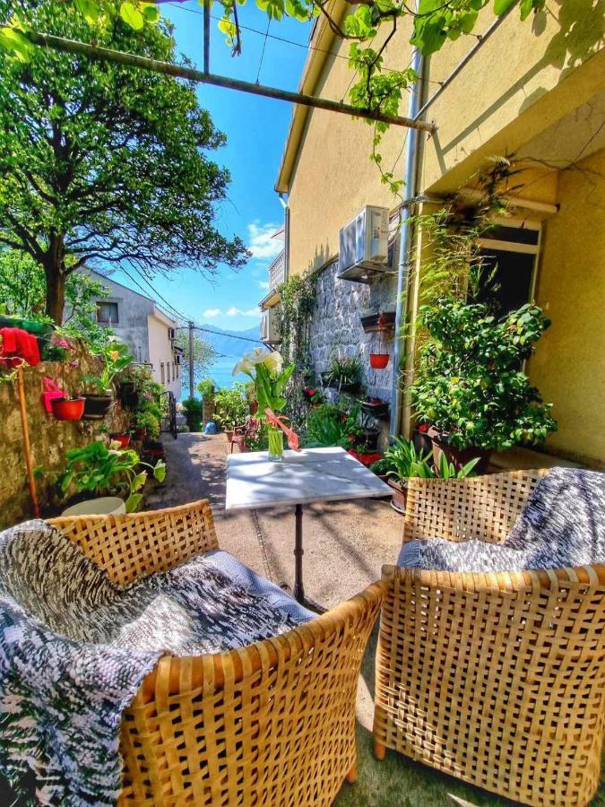 Apartment On The Shore Of The Bay Of Kotor With Free Wi-Fi 외부 사진